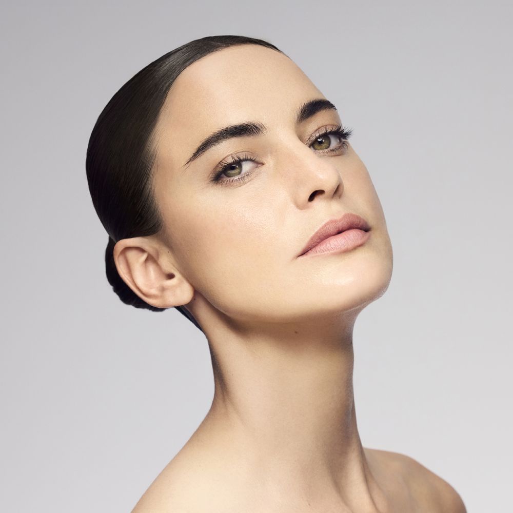 Model hat den Kopf zurück geneigt und blickt in die Kamera